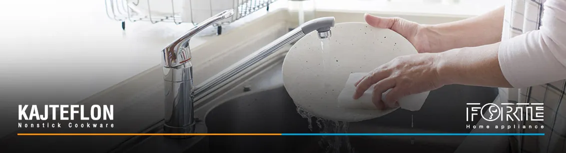 شست و شوی ظروف در مقاله ترفندهای کاربردی برای جلوگیری از چسبیدن غذا به قابلمه - سایت کاج تفلون