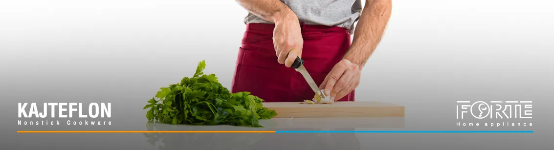 خرد کردن سبزی در مقاله برای روغن انداختن قورمه سبزی چه کار باید کرد؟ | ترفندهای رستورانی - سایت کاج تفلون